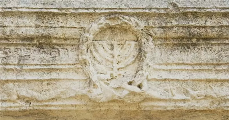 Miếng Xà Cừ Khắc Hình Chân Đèn Bảy Ngọn (Menorah) 1,500 Tuổi Đã Chứng Minh Sự Hiện Diện Của Người Do Thái ở Sê-sa-rê