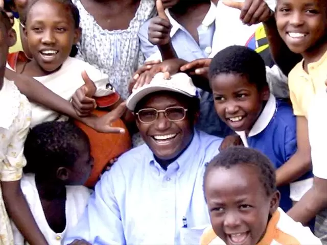Nhà Triệu Phú Từ Bỏ Cả Gia Tài Để Chăm Sóc Cho Trẻ Em Đường Phố Ở Kenya