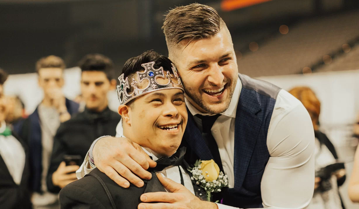 Chương Trình “Đêm ĐỂ Bừng Sáng” (Night To Shine) Của Tim Tebow Đã Thu Hút 90.000 NgườiTrên Thế Giới Đến Với Tình Yêu Của Chúa