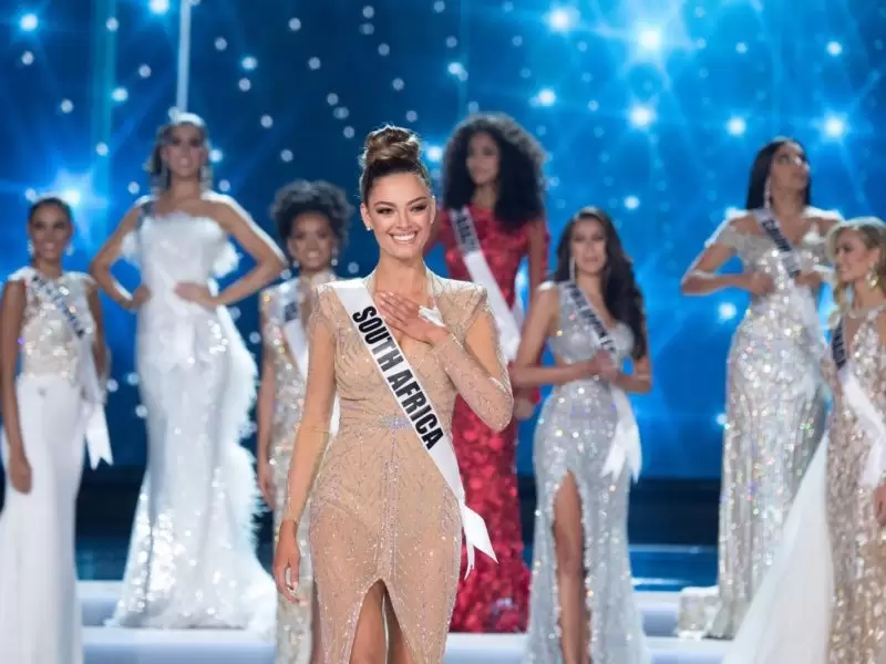 Hoa Hậu Hoàn Vũ Demi-Leigh Nel-Peters Trao Lại Vương Miện Và Trao Vinh Quang Cho Chúa Giê-xu Trước Hàng Triệu Người