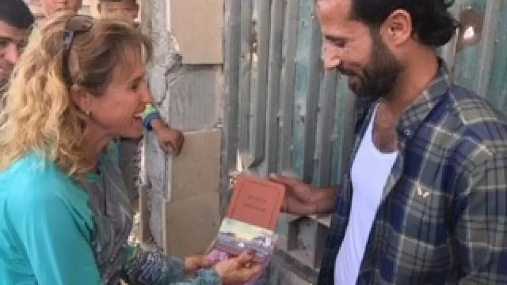‘Tôi Cảm Nhận Được Tình Yêu Thương’: Những người Syria mệt mỏi vì chiến tranh nghe về chúa Giê-xu, nhận các quyển Kinh Thánh từ các Cơ đốc nhân trên tiền tuyến