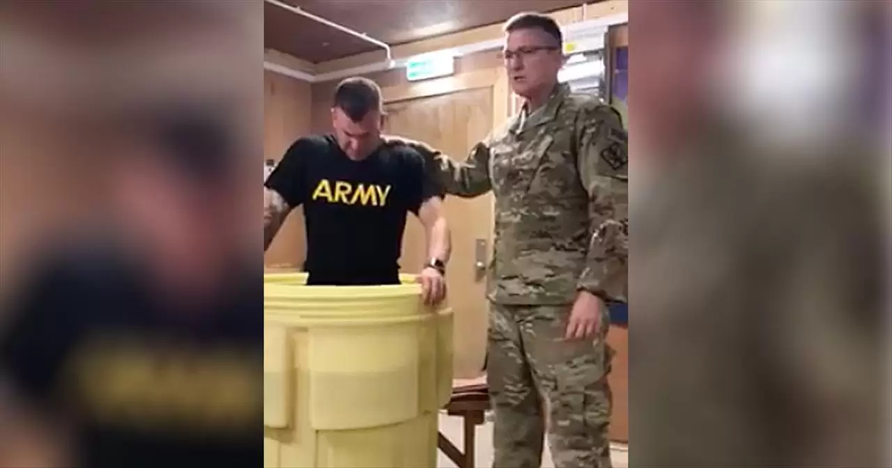 Giáo Sĩ Quân Đội Làm Phép Báp-Têm Cho Quân Nhân Nước Ngoài Tại Iraq