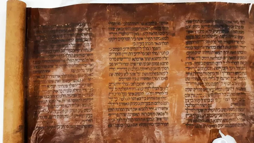 Israel Nhận Được Một Trong Những Cuộn Sách Ê-xơ-tê Lâu Đời Nhất Trên Thế Giới Trong Kỳ Lễ Phu-rim