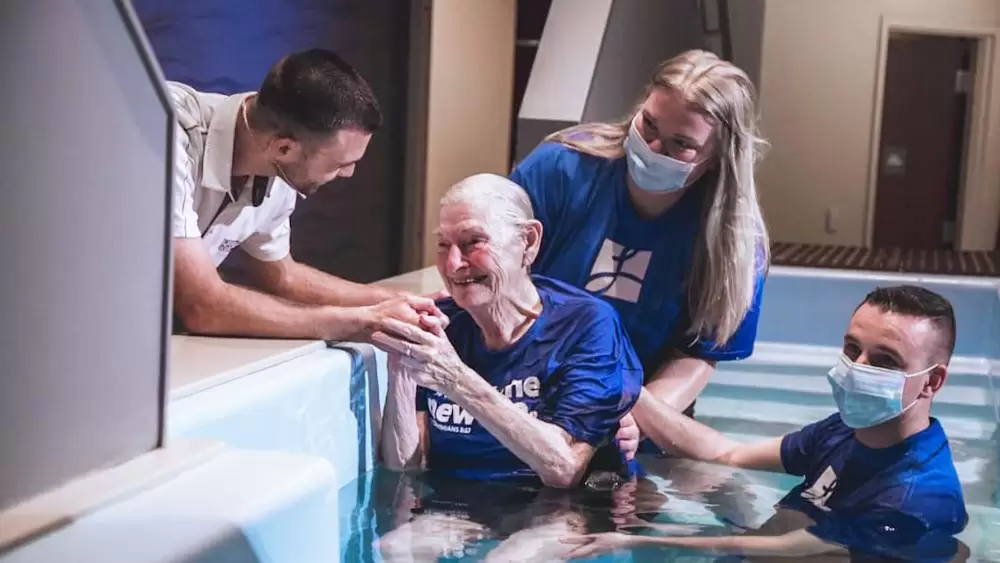 ‘Tôi Quyết Định Làm Điều Đó’: Cụ Bà 86 Tuổi Đối Mặt Với Nỗi Sợ Nước Của Mình, Cuối Cùng Đã Được Làm Báp-têm Tại Nhà Thờ