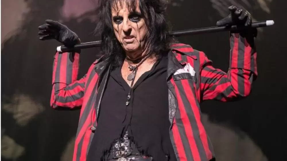 ‘Tôi Thấy Máu Chảy Ra Từ Mắt Tôi’: Greg Laurie Kể Lại Sự Biến Đổi Đáng Kinh Ngạc Của Alice Cooper Từ Con Nghiện Ma Túy Trở Về Với Chúa Giê-xu