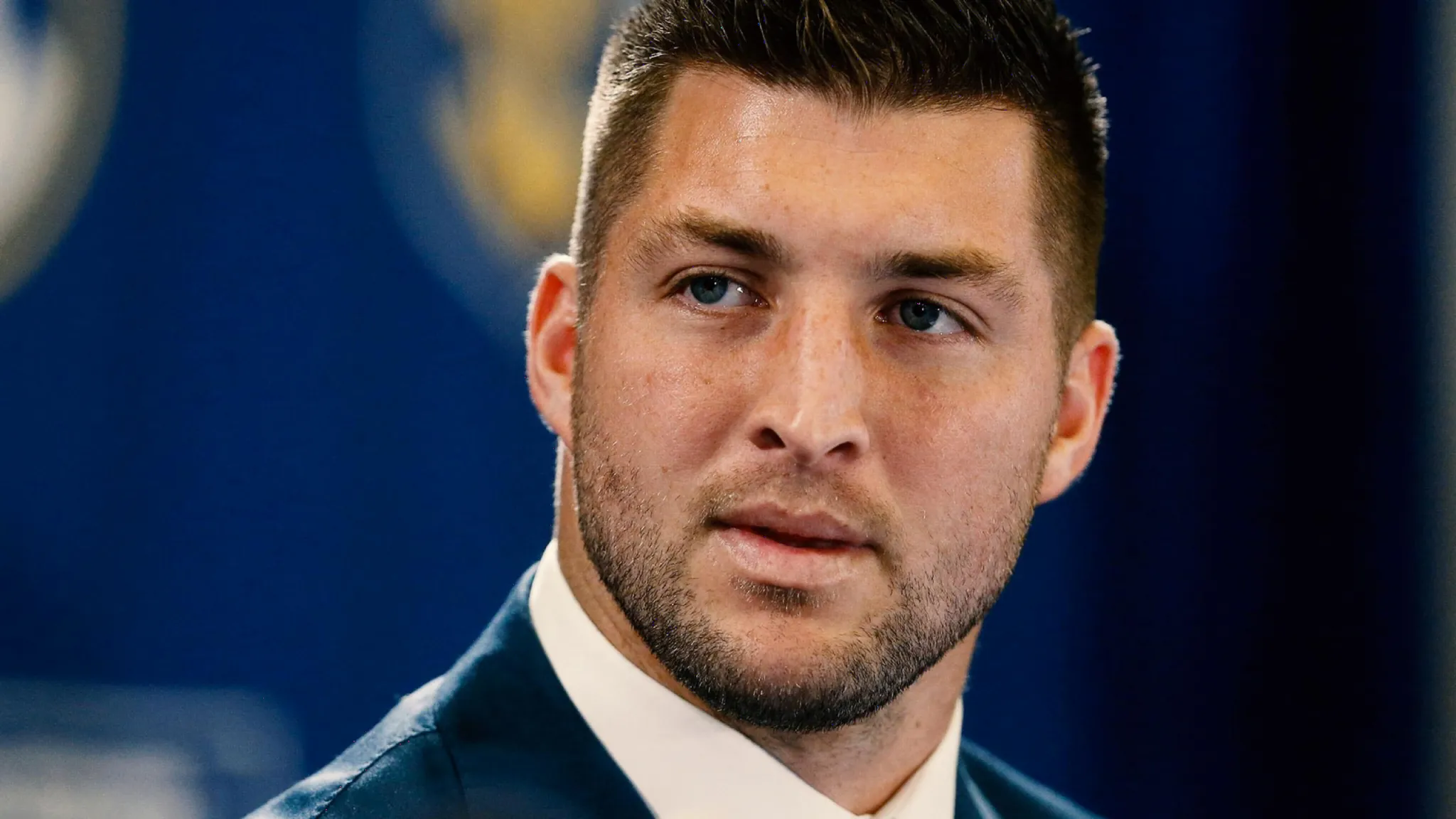 Nhà Hoạt Động Cơ Đốc Tim Tebow Kêu Gọi Giải Cứu Trẻ Em Trước “Sự Gia Tăng Đáng Báo Động Của Những Kẻ Săn Mồi Trên Không Gian Mạng”