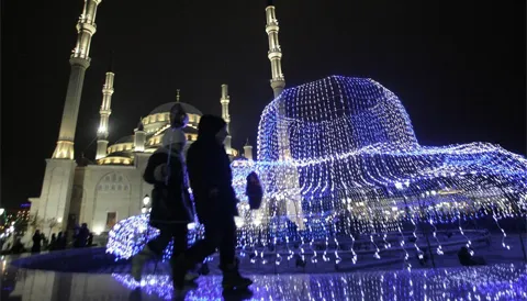Đèn đuốc sáng trưng ở Chechnya, nơi ngày đầu năm mới là dịp lễ lớn của người dân. Ảnh: AP