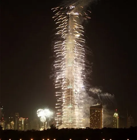 Pháo hoa từ tòa tháp cao nhất thế giới Khalifa ở UAE. Ảnh: AP.